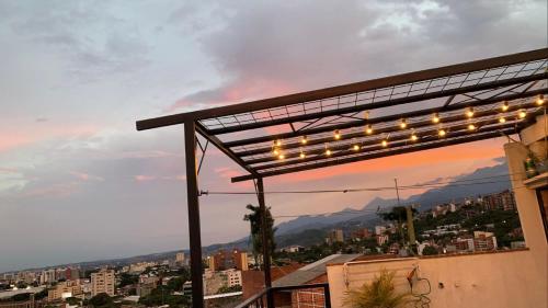 a group of lights on top of a building at La Curva Apartamentos in Cali