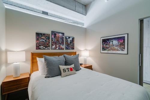 ein Schlafzimmer mit einem großen weißen Bett mit zwei Lampen in der Unterkunft Sable 87 - One Bedroom in Minneapolis