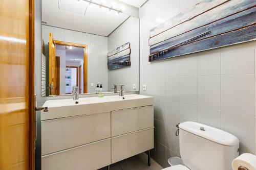 W łazience znajduje się toaleta, umywalka i lustro. w obiekcie Les Ancores w Alcudii