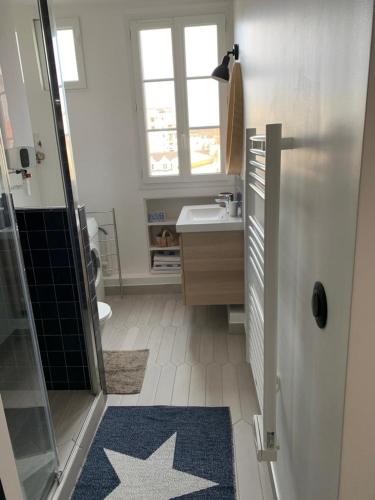 uma casa de banho com um chuveiro, um WC e um lavatório. em Joli appartement proche de Paris em Boulogne-Billancourt
