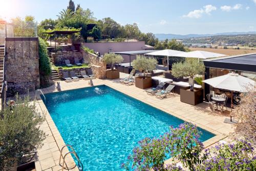 an overhead view of a swimming pool at a hotel at Hotel Castell d'Emporda in La Bisbal
