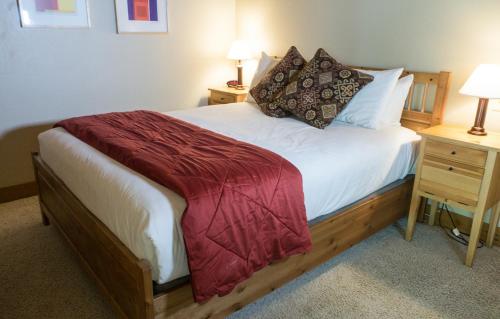 ein Schlafzimmer mit einem Bett mit einer roten Decke darauf in der Unterkunft Gold Bend 5022 in Truckee