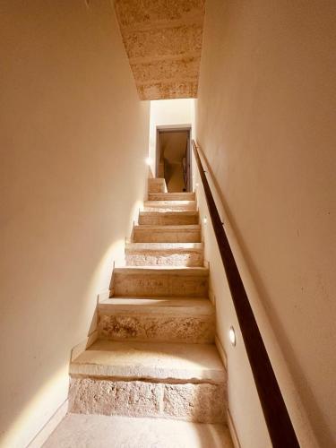 a stairway in a building with stairs leading up at Casa in stile in Pezze di Greco