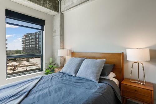 ein Schlafzimmer mit einem Bett und einem großen Fenster in der Unterkunft Sable 38 in Minneapolis