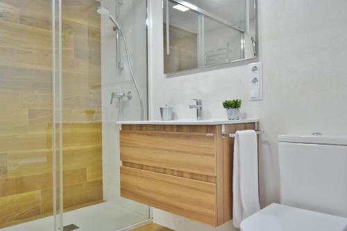 a bathroom with a sink and a shower at SunShine Tejares Garden in Córdoba