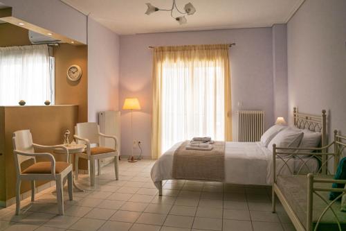 1 dormitorio con 1 cama, mesa y sillas en 4keys House 2 en Tripolis