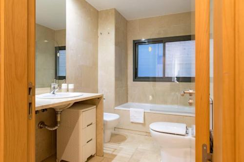 La salle de bains est pourvue de toilettes, d'un lavabo et d'une baignoire. dans l'établissement Cituspace Las Tablas Camino Santiago, à Madrid