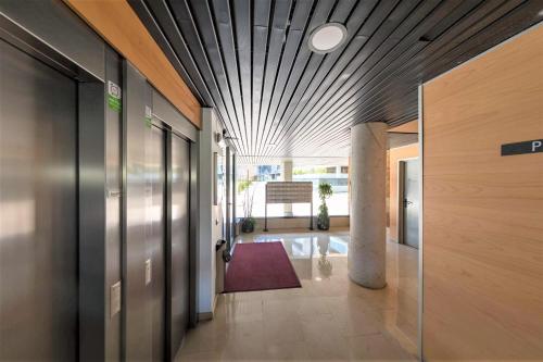 un couloir d'un immeuble de bureaux avec un plafond dans l'établissement Cituspace Las Tablas Camino Santiago, à Madrid