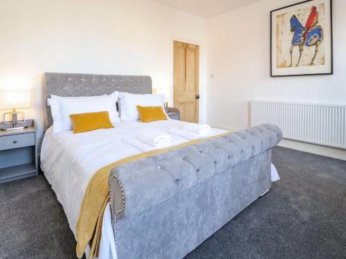 een groot bed in een kamer met een groot bed sidx sidx bij Anandom in Blackpool