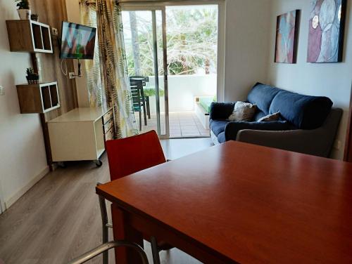 Ruang duduk di Spacious apartment in Roses, 60 m², shared pool