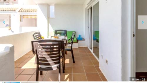 Ruang duduk di Spacious apartment in Roses, 60 m², shared pool