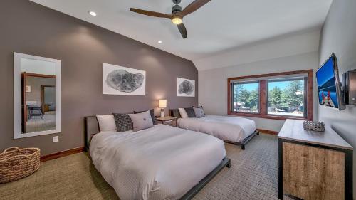 南太浩湖的住宿－Luxury Residence - Gondola Across The Street Condo，一间卧室设有两张床和窗户。