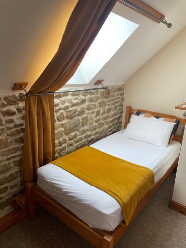 Isigny-le-BuatにあるRustic and spacious converted Barnのベッドルーム1室(ベッド1台、大きな窓付)