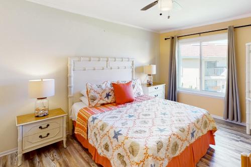 a bedroom with a bed and a window at Bermuda Bay Beach & Racquet Club, Unit E in St Petersburg