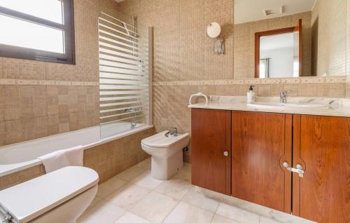 House - Sleeps 6 - Pool - Pet friendly