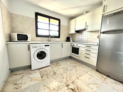 House - Sleeps 6 - Pool - Pet friendly