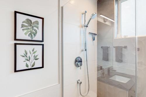 uma casa de banho com um chuveiro e um lavatório. em Northlake Nirvana em Seattle
