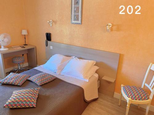 Llit o llits en una habitació de Hotel De La Plage
