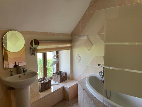 Ένα μπάνιο στο Rustic and spacious converted Barn