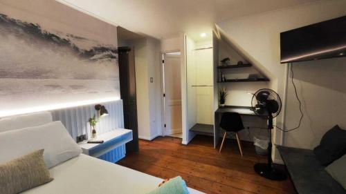 een slaapkamer met een bed en een bureau in een kamer bij Yogi hostel boutique in Santiago