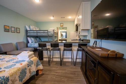 Habitación con cocina y sala de estar con cama. en 530 Sunsuite en Fripp Island