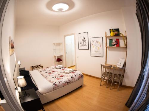 - une chambre avec un lit et une table dans l'établissement Bubi House Porta Venezia, à Milan