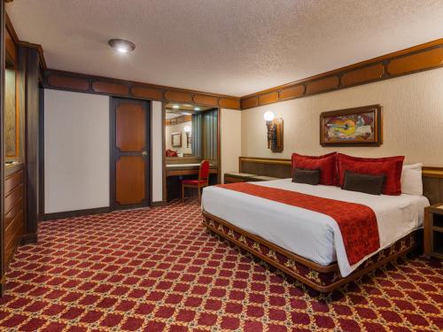a hotel room with a bed and a desk at Exe Alameda Reforma in Mexico City