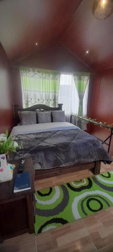 sypialnia z dużym łóżkiem w pokoju w obiekcie Glamping y Cabañas el Encanto los Lirios w mieście Tota
