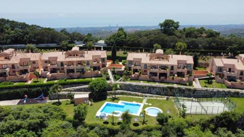 una vista aérea de una casa con piscina en Socrates Holiday Rental, La Mairena - El Soto Golf Club FREE PADEL GYM TENNIS & GOLF en Ojén