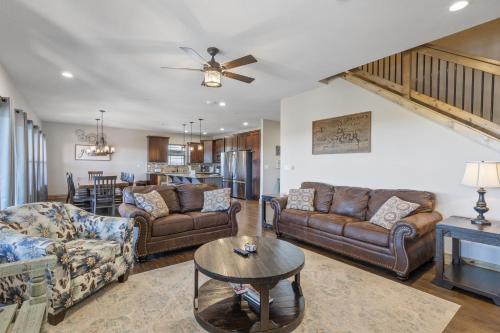 Χώρος καθιστικού στο Lakefront Haven home