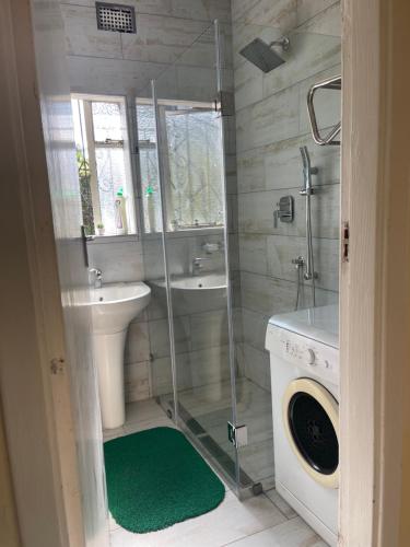 A bathroom at @Jackie’s Avondale 2 bed flat at Harrow court