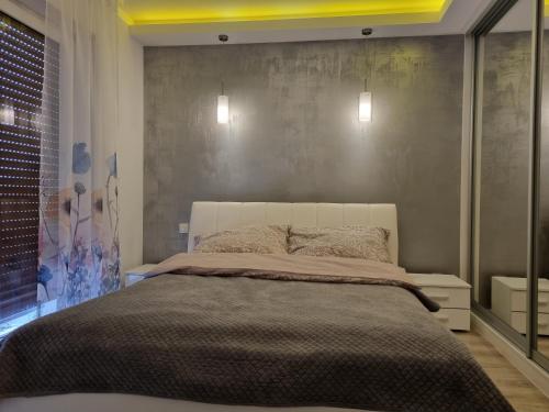 ein Schlafzimmer mit einem großen Bett in einem Zimmer in der Unterkunft Apartament na obrzeżach Kalisza in Kościelna Wieś