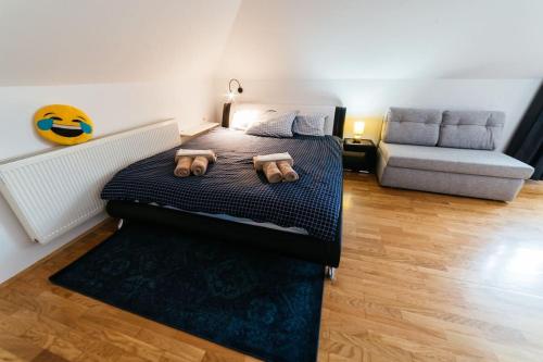 Un dormitorio con una cama con dos perros. en Wellness & Spa Loft Studio apartman Lentulis, 