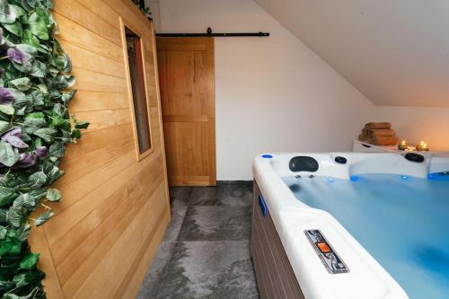 La salle de bains privative est pourvue d'une baignoire. dans l'établissement Wellness & Spa Loft Studio apartman Lentulis, 