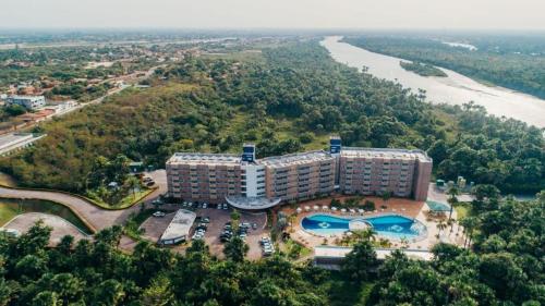 een luchtzicht op een hotel met een zwembad bij Hotel - Gran Lençóis Flat in Barreirinhas