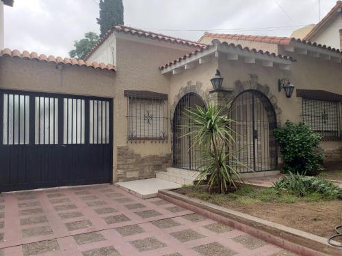 una casa con una puerta negra y un patio en Corazón de Ciudad Excelente ubicación!!! en Mendoza