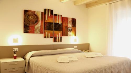 ein Schlafzimmer mit einem Bett mit zwei Handtüchern darauf in der Unterkunft Ca' Belvedere in Sant'Elena di Silea