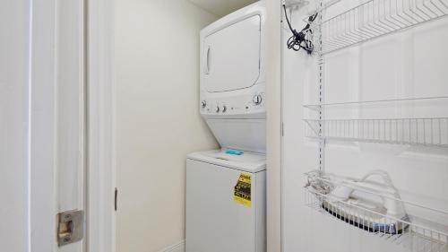 y baño con lavabo y espejo. en Emerald Beach #1331 by Nautical Properties Vacation Rentals, en Panama City Beach