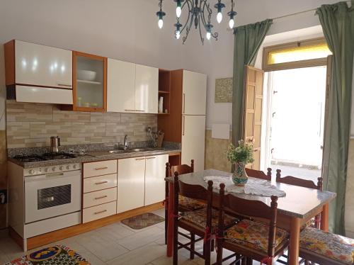 Mary Home - Casa Vacanza Taormina tesisinde mutfak veya mini mutfak