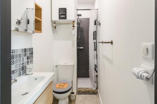 La salle de bains est pourvue de toilettes, d'un lavabo et d'une douche. dans l'établissement Landescape Océan, Lacs et Forêt., à Biscarrosse