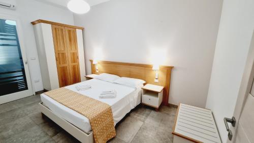 um quarto de hotel com uma cama e uma janela em Residence Il Colle em Porto Cesareo