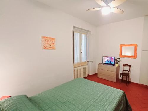 - une chambre avec un lit vert et une fenêtre dans l'établissement Casa Chianti, à Mercatale Val Di Pesa