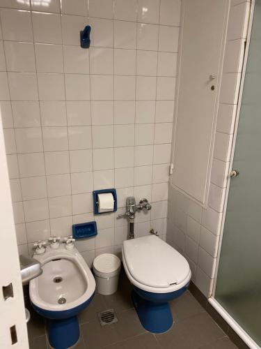 La petite salle de bains est pourvue de toilettes et d'un lavabo. dans l'établissement Tia Apartment/Retiro 4 amb, cerca Teatro Colon, à Buenos Aires
