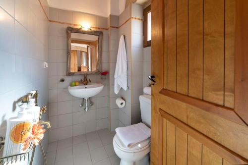 La salle de bains est pourvue de toilettes et d'un lavabo. dans l'établissement Villa Veneciana with Heated Pool, à Kástellos