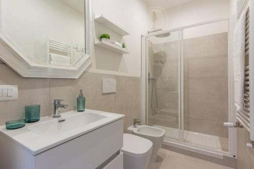een badkamer met een wastafel, een toilet en een douche bij Borgo Pinti's Duplex Apartment in Florence