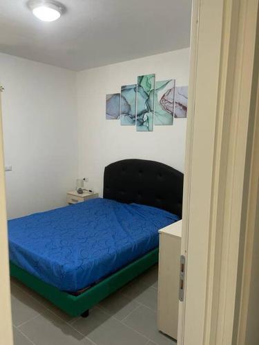 a bedroom with a bed with a blue comforter at Appartamento bilocale vista mare FT7 in Cascabraga