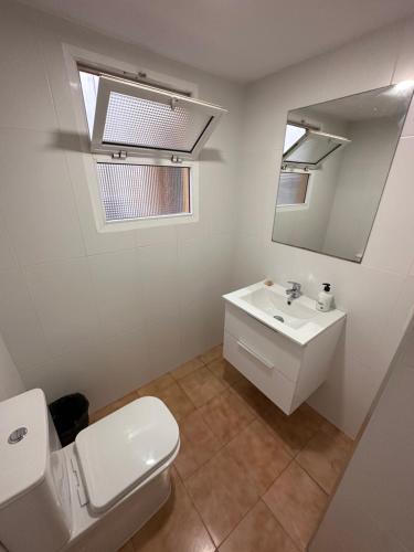 Łazienka z białą toaletą i umywalką w obiekcie Hostal San Felipe w Marbelli