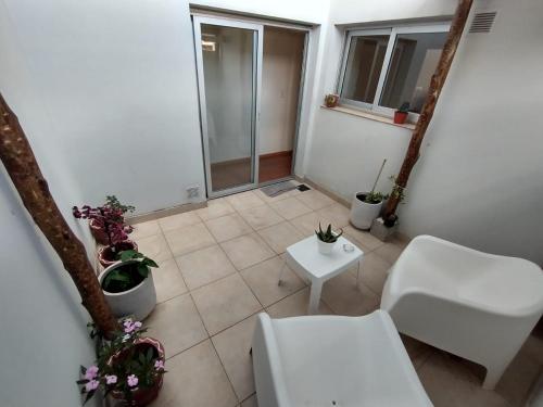 een woonkamer met een stoel en een tafel bij Casa Capri Salta in Salta