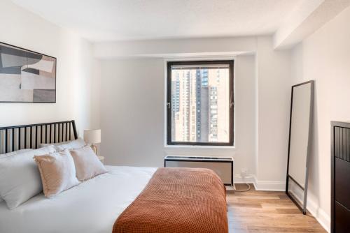 Postel nebo postele na pokoji v ubytování Kips Bay 2br w wd doorman roof nr Bellevue NYC-1057