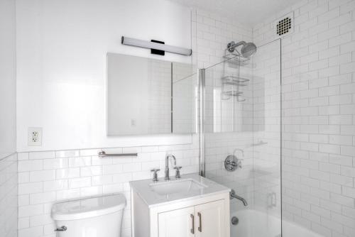 Koupelna v ubytování Kips Bay 2br w wd doorman roof nr Bellevue NYC-1057
